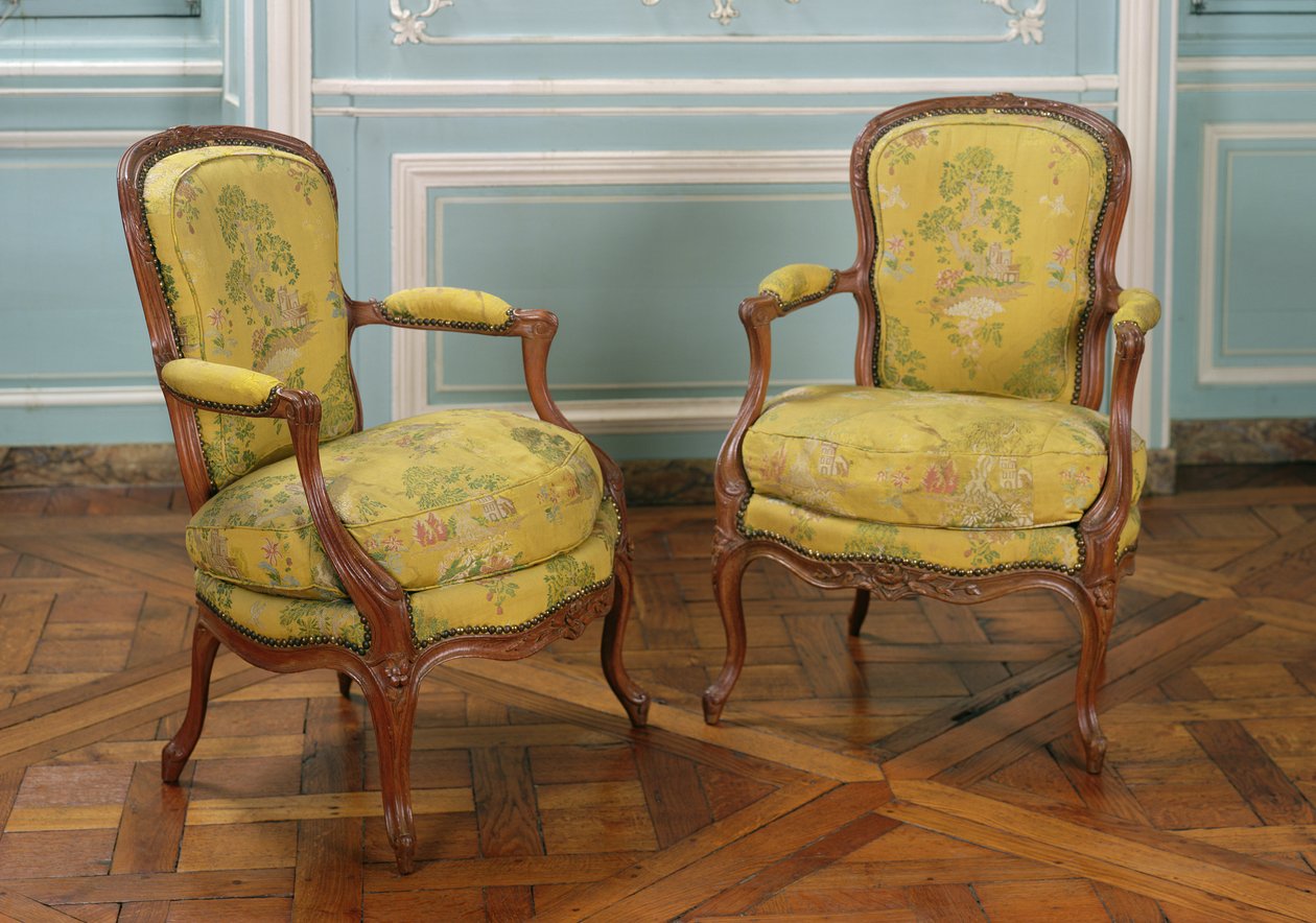 Par de poltronas Louis XV, 1723-74 (madeira) de French School