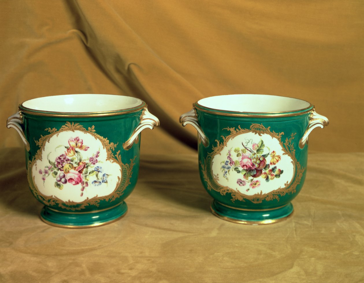 Par de refrigeradores de gelo Sevres, do Frederick V Service, 1758 (porcelana de pasta mole) de French School