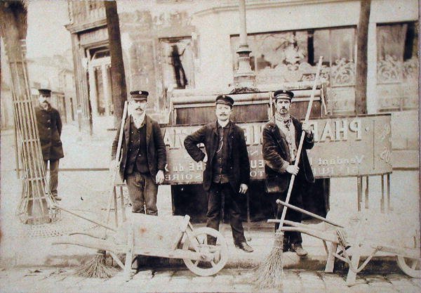 Caravaneiros parisienses, c.1900 (foto sépia) de French School