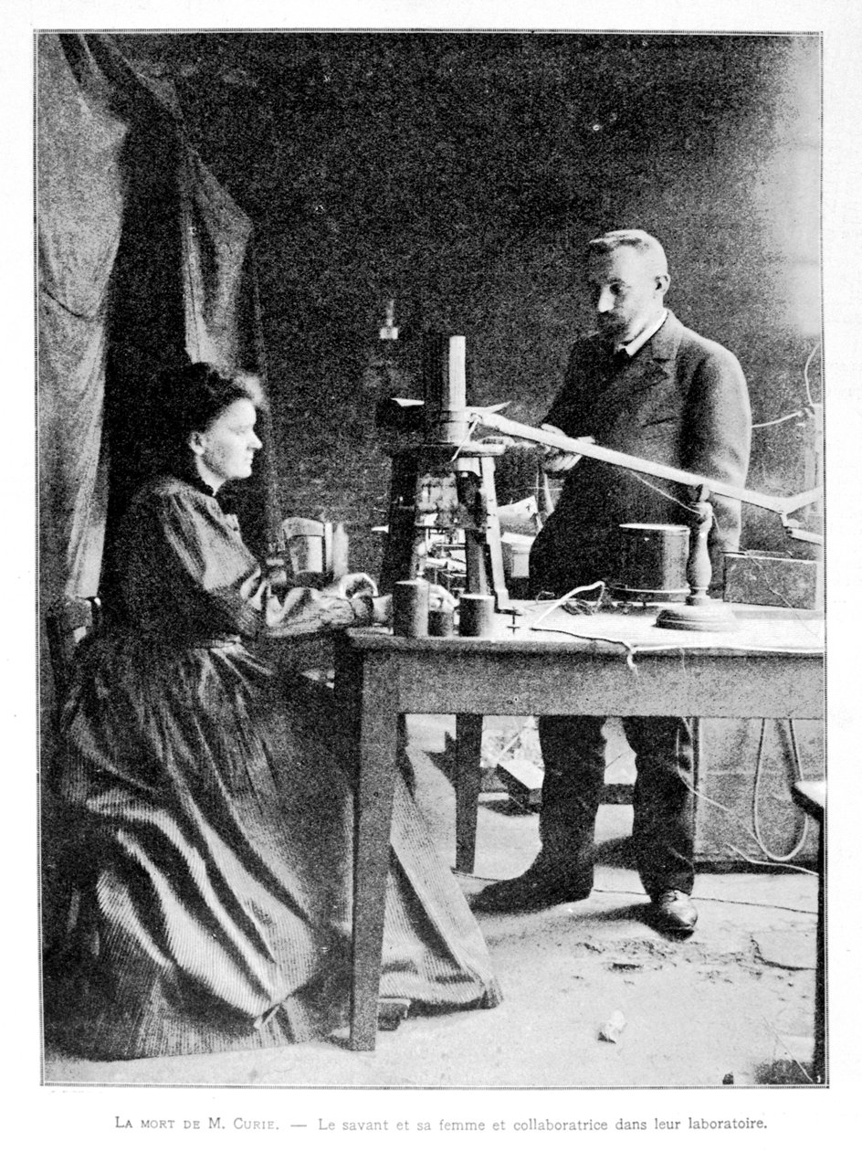 Pierre (1859-1906) e Marie (1867-1934) Curie em seu laboratório de French School