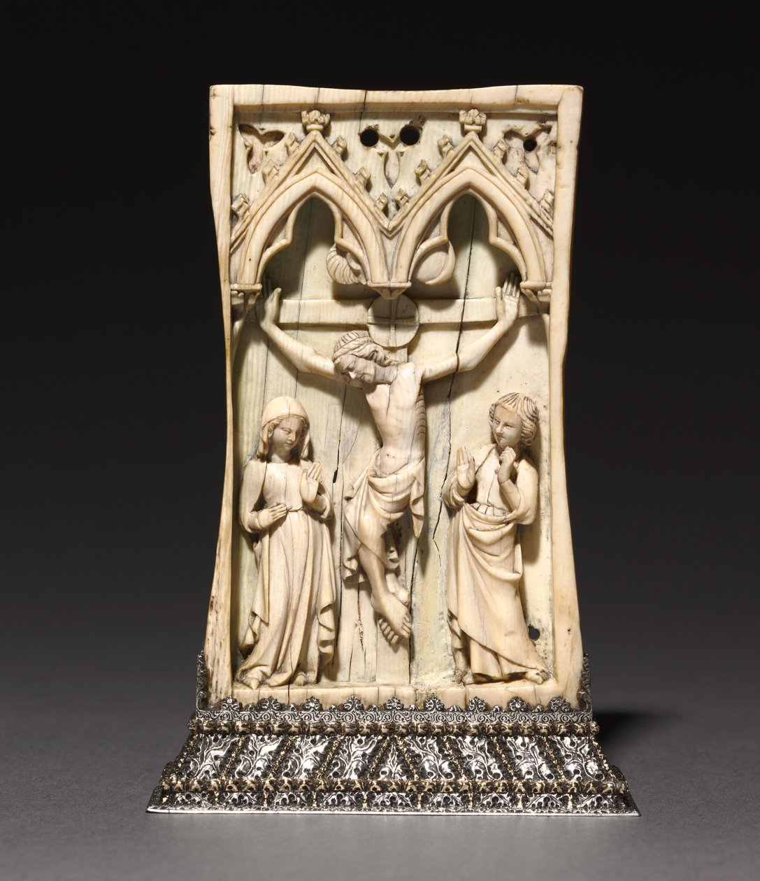 A placa: A Crucificação, francesa ou inglesa, c.1345-1365 (marfim, montado num suporte de prata (depois de 1919)) de French School
