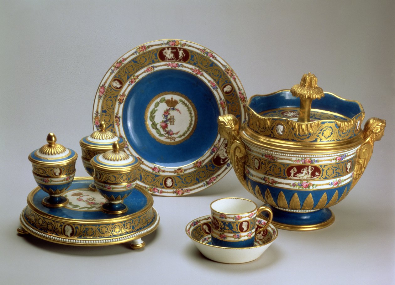 Plat de Menage, prato, taça e pires e taça de gelado do Serviço Blue Cameo, Sevres, 1778-9 (porcelana de pasta mole) de French School