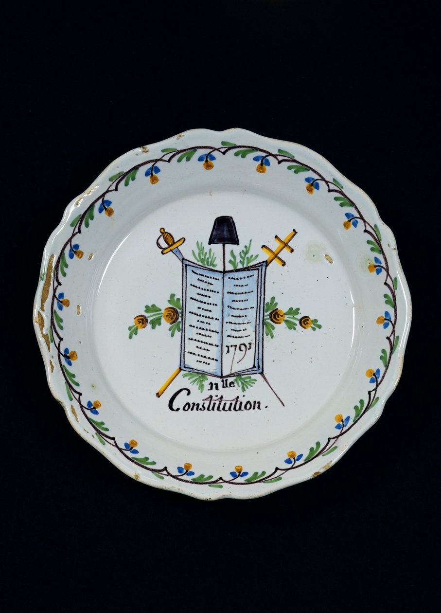 Prato adornado com o Livro da Constituição, associado às Três Ordens, 1791 (cerâmica) de French School