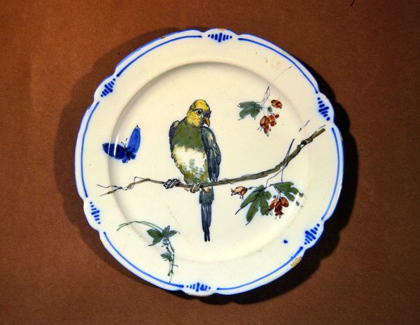 Prato decorado com pássaro, borboleta e flor, fabricação Bourg-la-Reine (faiança) de French School