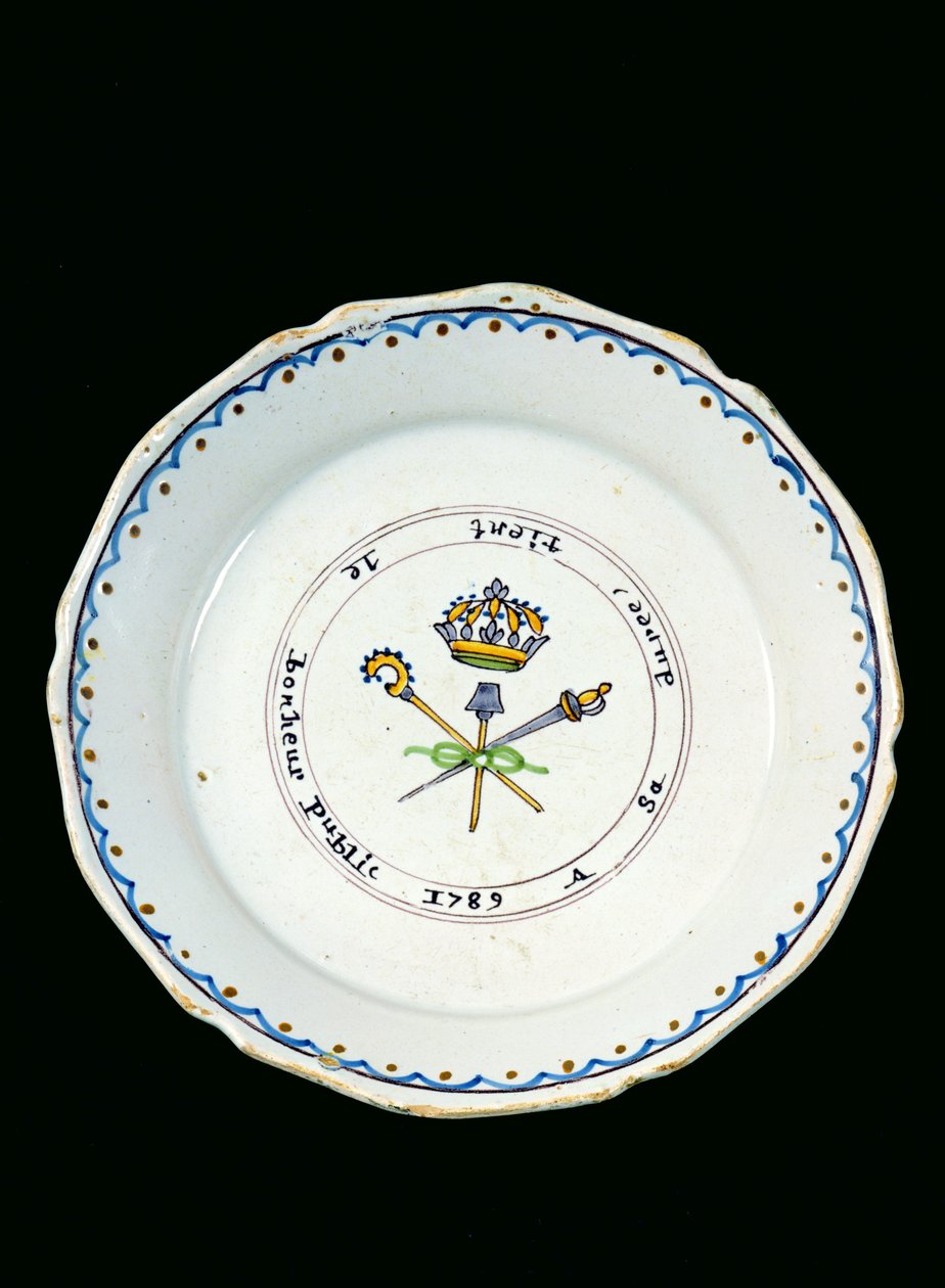 Placa decorada com as três ordens sob a coroa real, 1789 (cerâmica) de French School