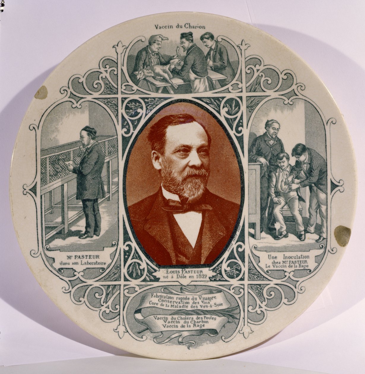 Placa com uma fotografia de Louis Pasteur (1822-95) de Pierre Petit (1832-1909) e cenas de sua vida (cerâmica) de French School