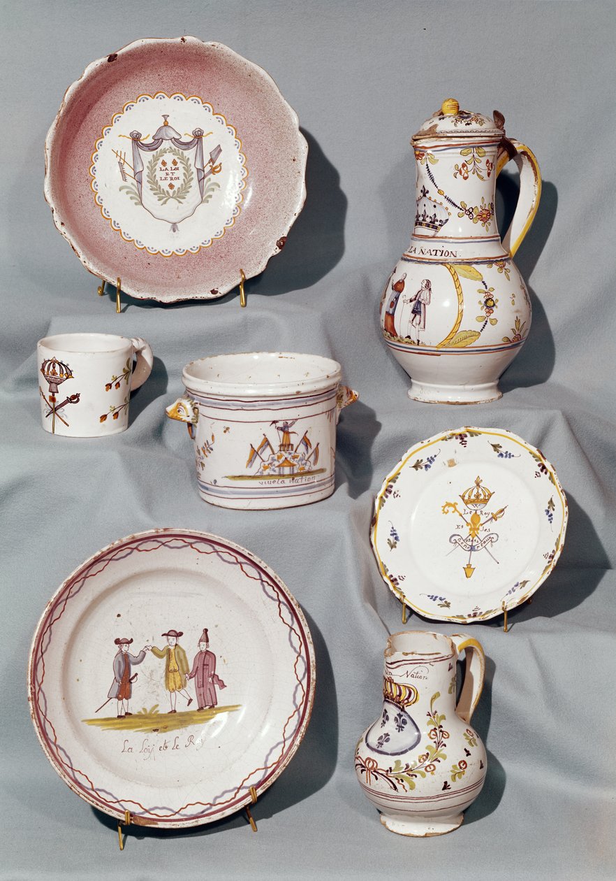 Pratos, prato, jarros, caneca e écuelle inscritos com motivos e slogans do início do período monárquico da Revolução Francesa, final do século XVIII (faiança) de French School
