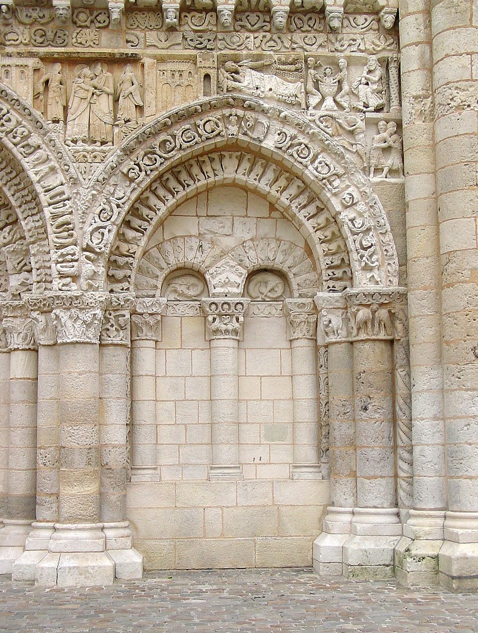 Portal da fachada oeste de French School