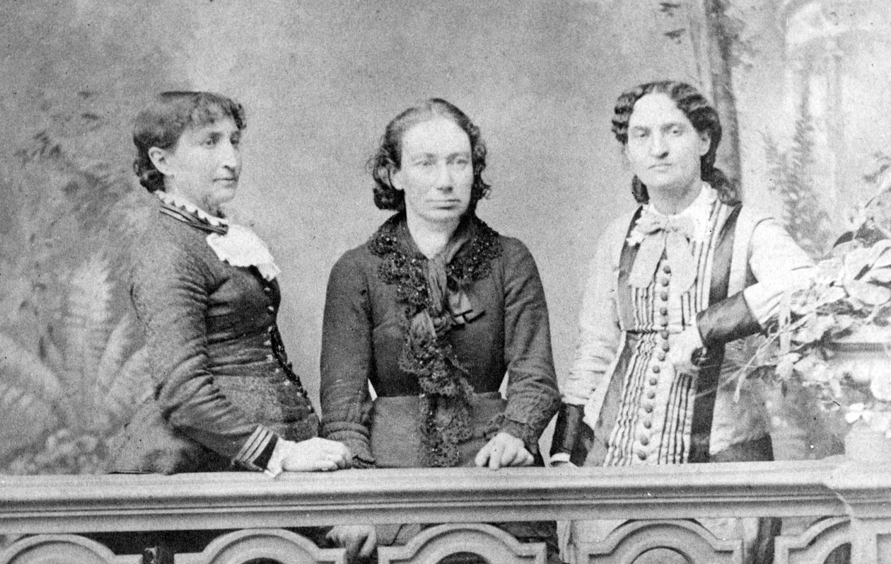 Retrato de Louise Michel entre Marie Ferre e Paule Minck - 1871 - de French School