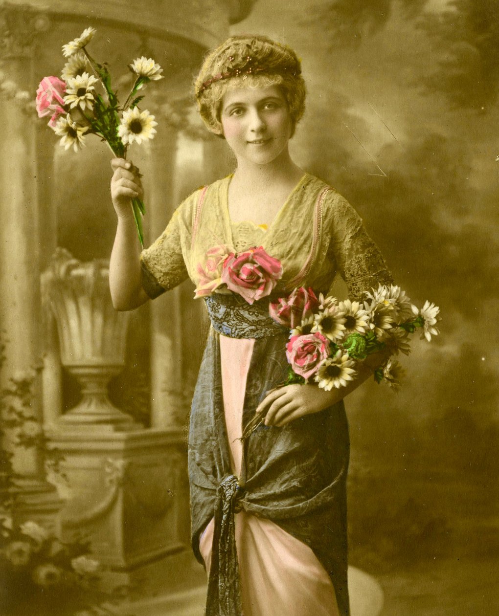 Retrato, mulher, segurando, grupo, flores, c.1898, (hand-tinted, photo) de French School