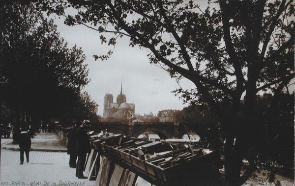 Cartão postal representando Bouquinistes ao longo do Quai de la Tournelle, Paris, c.1930-40 de French School
