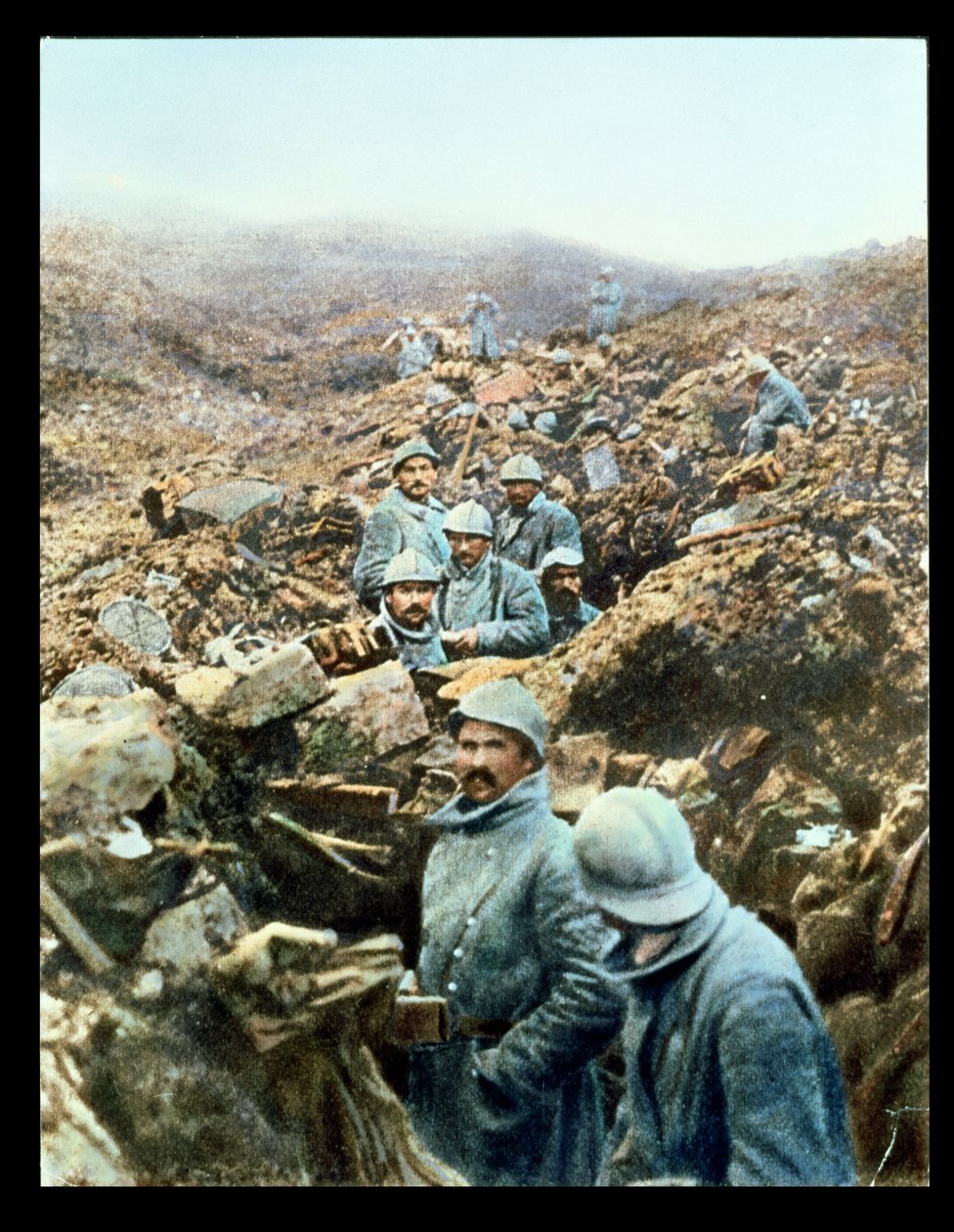 Postal retratando soldados franceses nas trincheiras, 1914-18 (foto colorida) de French School