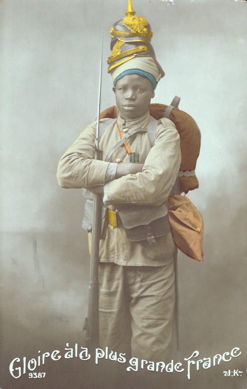 Postal representando um soldado senegalês, 1915 (foto colorida) de French School