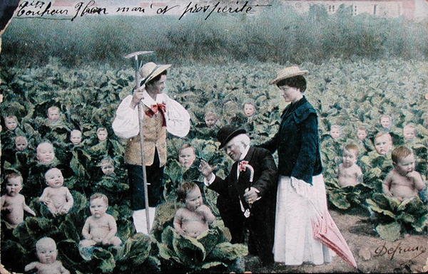 Cartão postal retratando um casal à procura de um bebé de French School