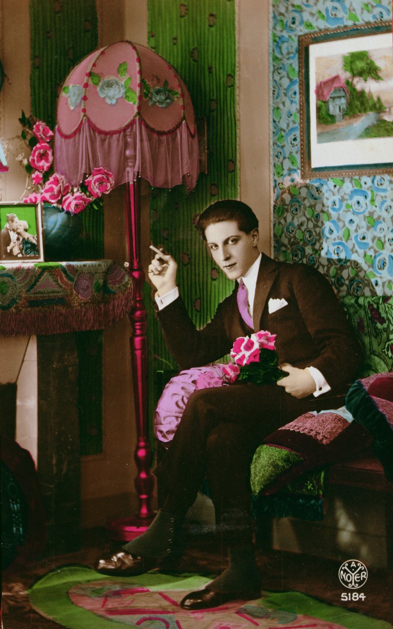 Postal retratando um jovem elegante, c.1930 (foto colorida) de French School