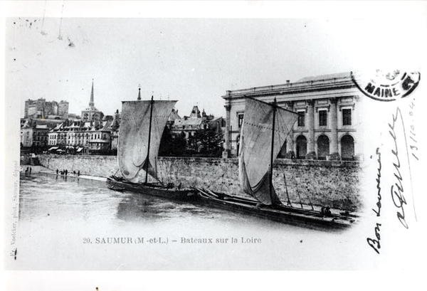 Cartão postal retratando barcaças no Loire em Saumur, França, antes de 1914 (foto p/b) de French School
