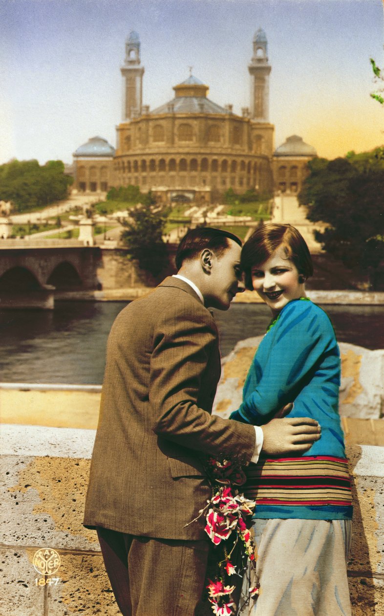 Postal representando os amantes em Paris ao lado do Sena, c.1930 de French School