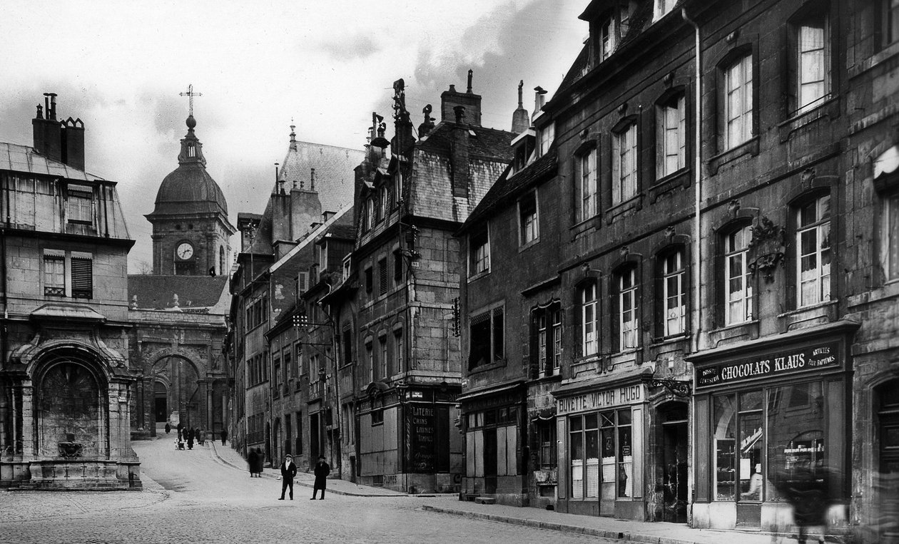 Postal representando a fonte de Saint-Quentin e o local de nascimento de Victor Hugo, c.1910 (lito) de French School