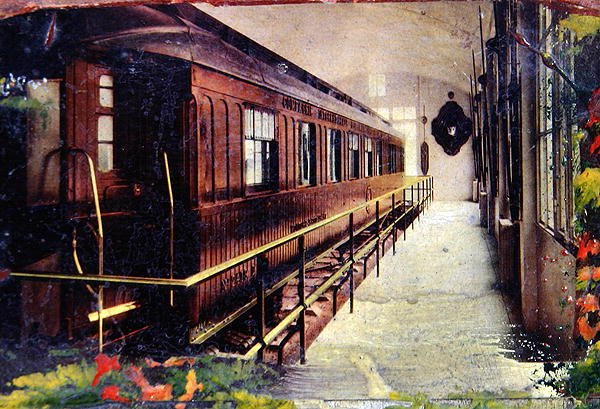 Cartão postal retratando o vagão ferroviário onde se realizou a Assinatura do Armistício em Rethondes, na Floresta de Compiegne, no dia 11 de Novembro de 1918, às 5 horas da manhã. de French School