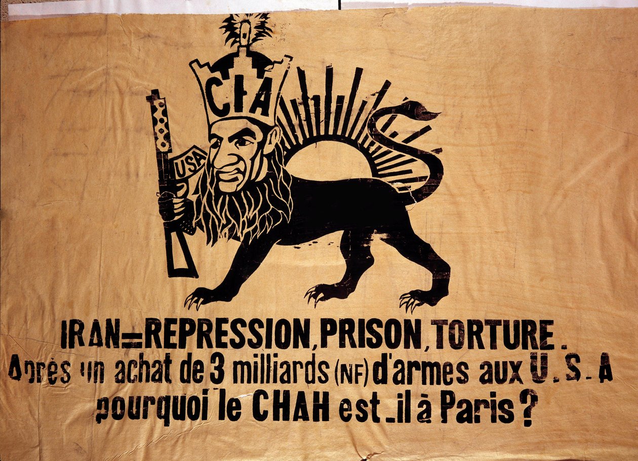 Poster provavelmente referindo-se à Operação Ajax, visando o iraniano Shah Mohammad Reza Chah Pahlavi (1919-1980) para retirar o primeiro-ministro Mohammad Mossadegh do poder com a ajuda do Reino Unido e dos Estados Unidos (CIA). Através da sua polícia sec de French School