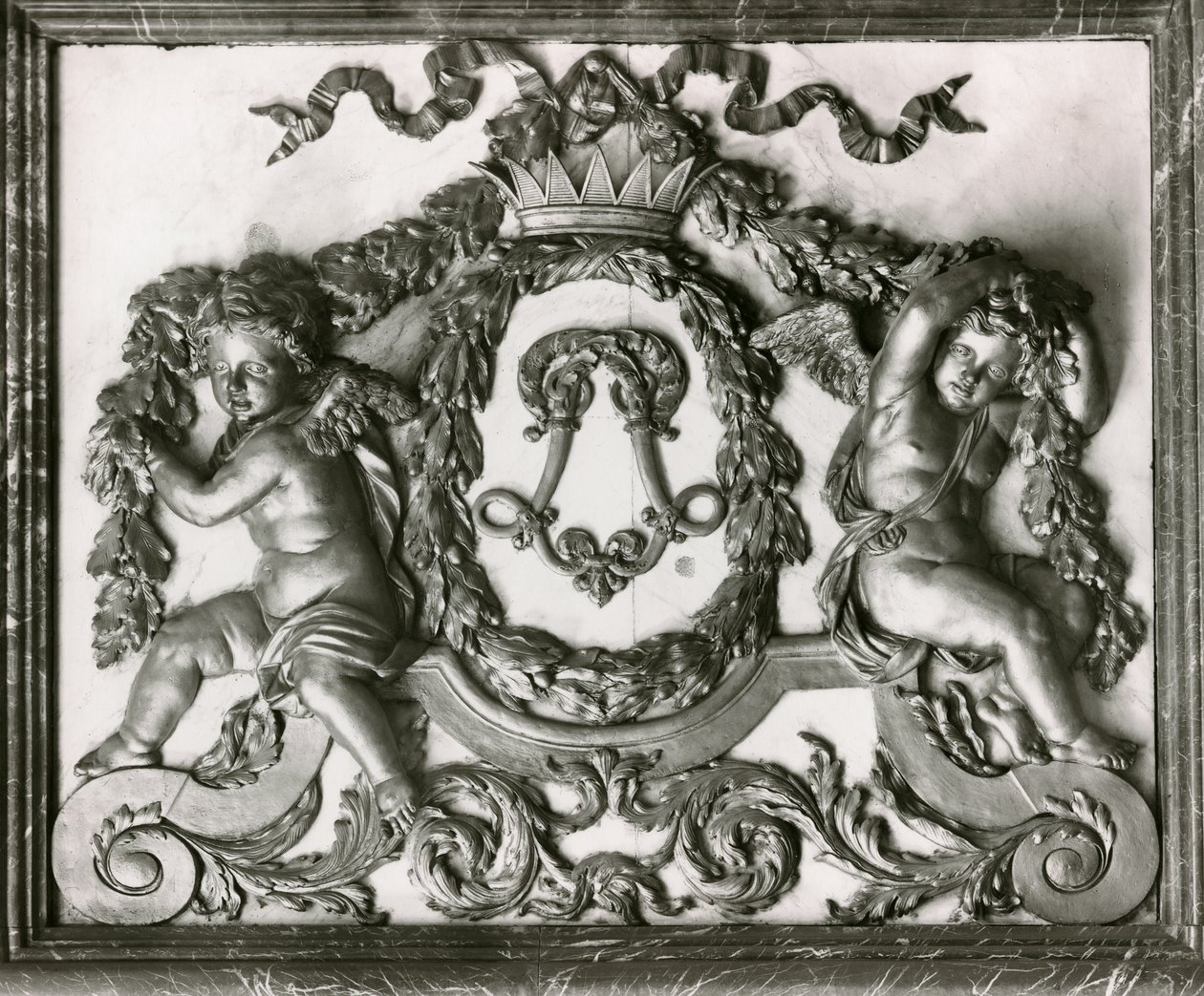 Putti flanqueando o inicial L na porta do Salon des Gardes de la Reine (trabalho de estuque) de French School