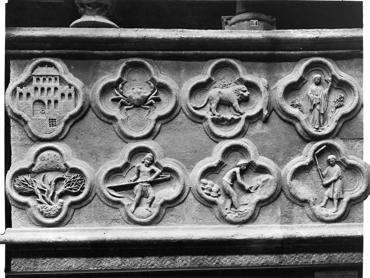 Quatrefoils do Profeta Aggee: o Templo reconstruído, e a Terra seca, e quatrefoils com os Signos do Zodíaco e os Trabalhos do Ano, da Catedral de Notre-Dame em Amiens (gesso) de French School