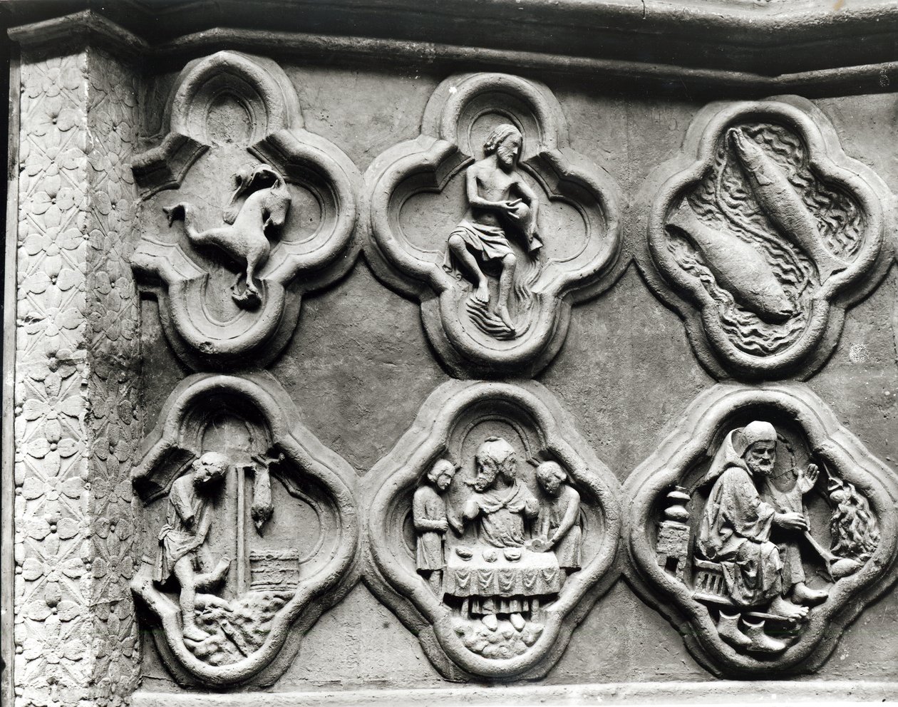 Quatrefoils com os signos do zodíaco e os trabalhos do ano, da catedral de Notre-Dame em Amiens (molde de gesso da pedra) de French School