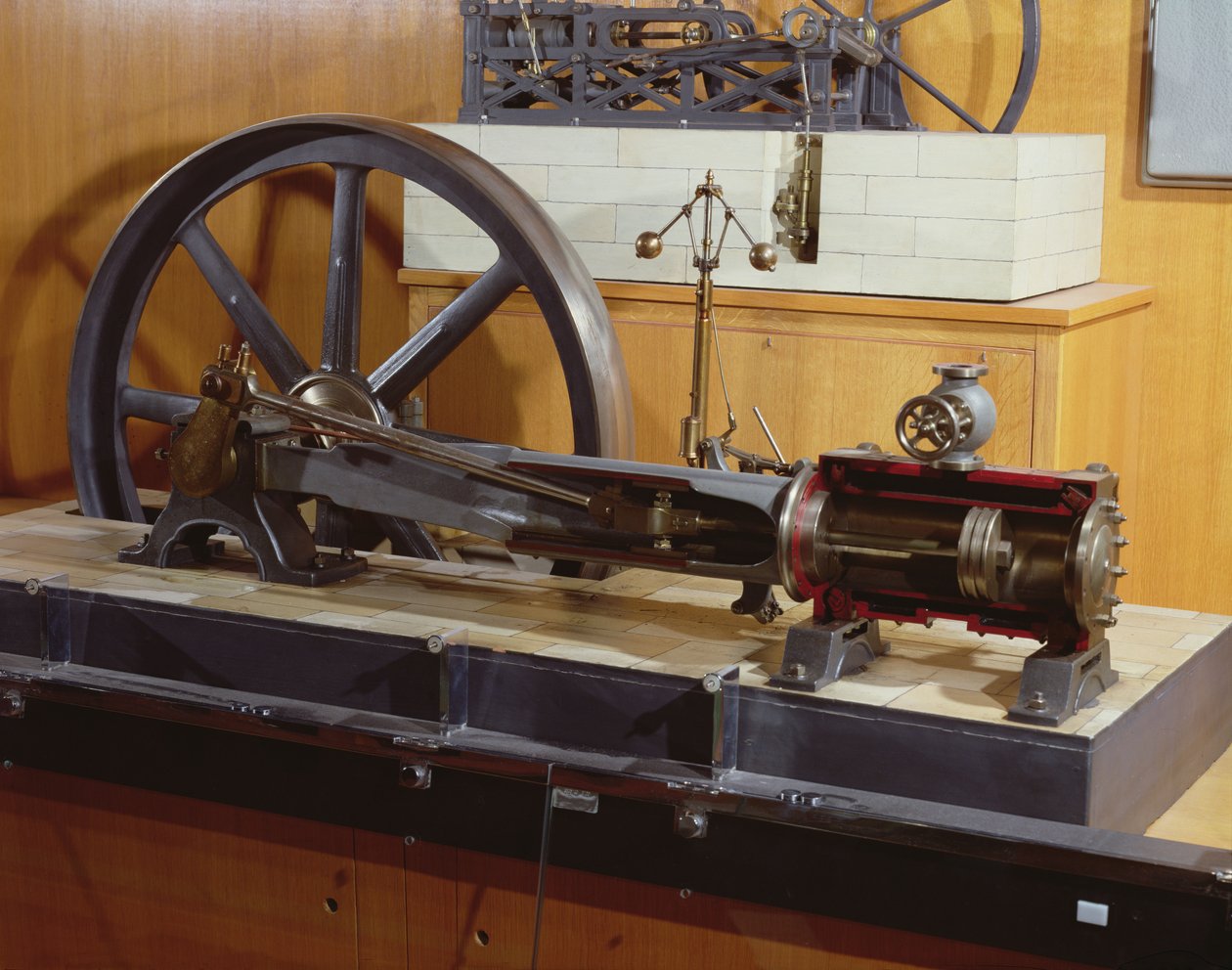 Reconstrução do motor a vapor inventado por George Henry Corliss (1817-88) (metal) de French School