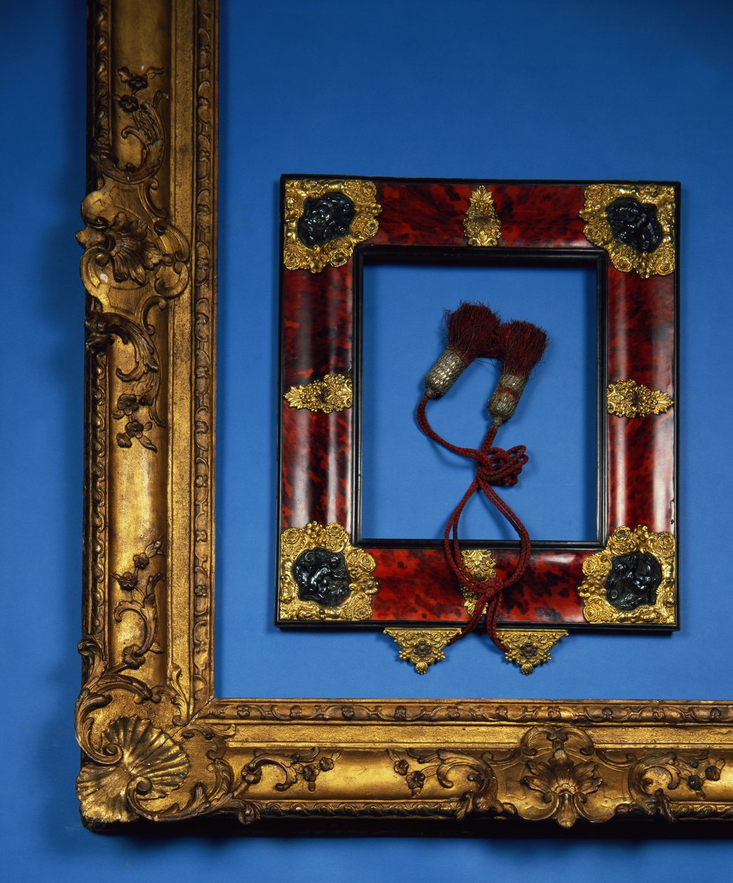 Quadro de perfil reverso de regência com ormolu e montagens de prata em relevo para os cantos e centros com as borlas originais (carapaça de tartaruga) de French School