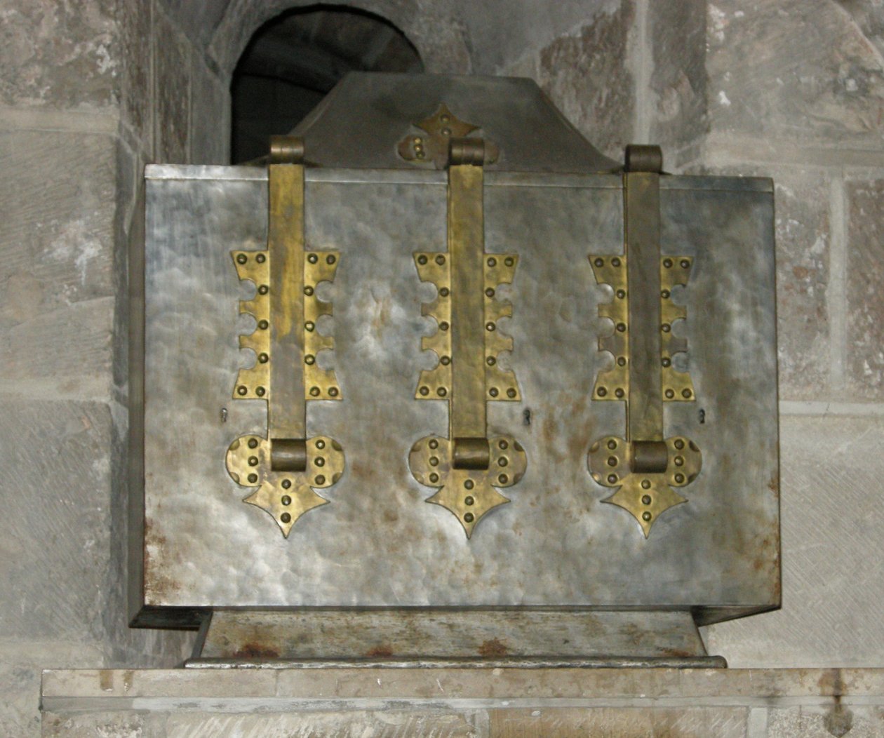 Relicário contendo as relíquias de St. Benoit, colocado na cripta em 1108 (metal) de French School