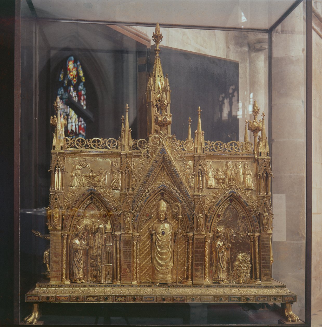 Relicário de Saint Taurin (cobre, esmalte e prata dourados) de French School