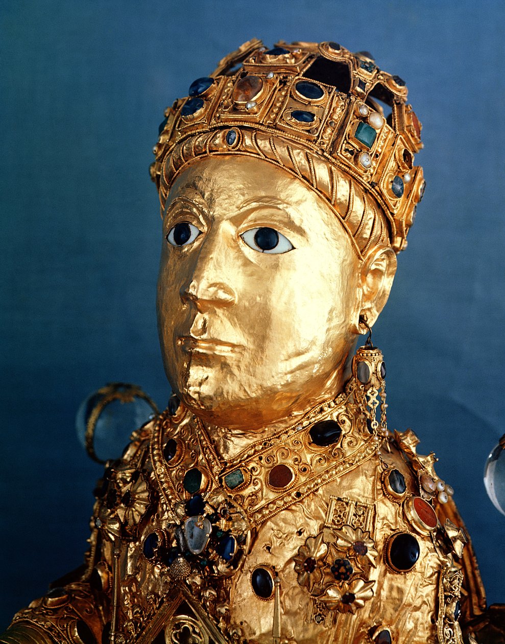 Estátua relíquia de São Foy, detalhe da cabeça, c.980 (ouro, prata, madeira, pedras preciosas e semipreciosas) (ver também 69382 e 121295) de French School