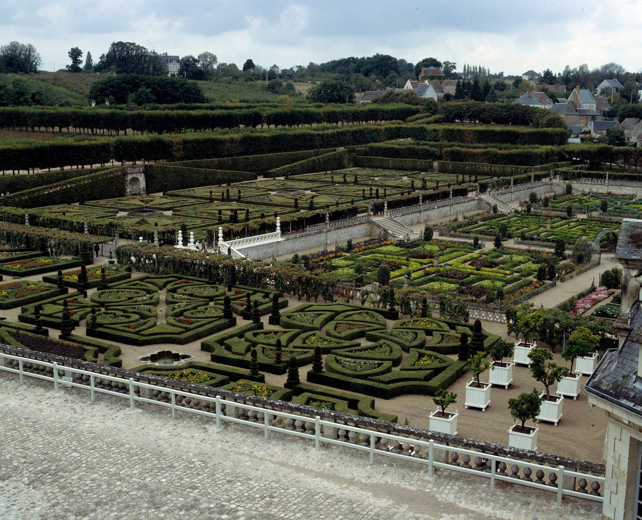 Arquitectura renascentista: vista para os jardins do Castelo de Villandry, construído no início do século XVI, é um dos castelos do Loire. Villandry, Indre et Loire de French School