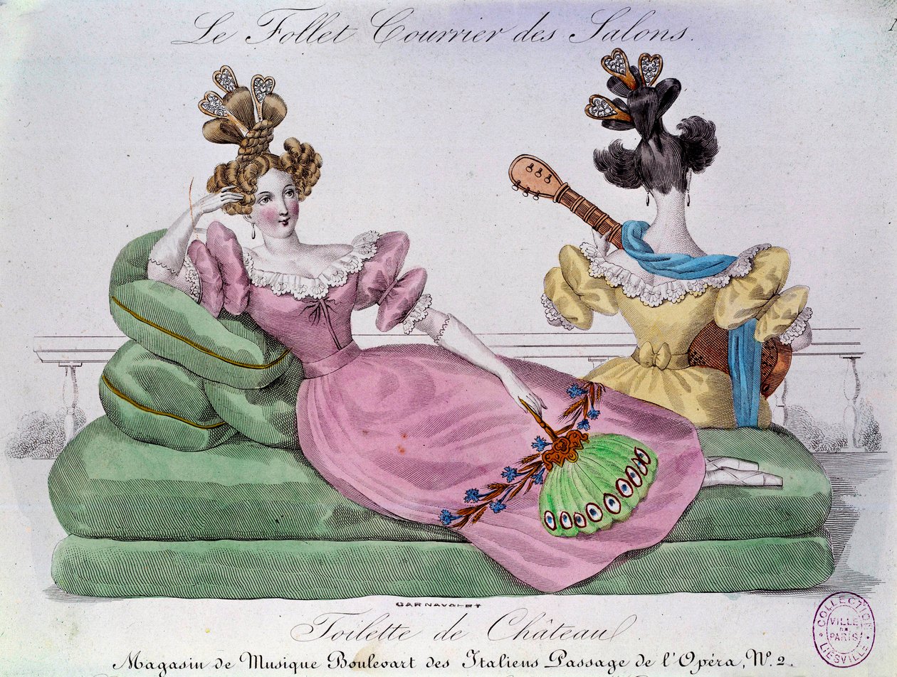 Moda romântica: Casa-de-banho Chateau. Duas mulheres com penteados extravagantes em um canapé. Gravura do século XIX. Paris, Musee Carnavalet de French School