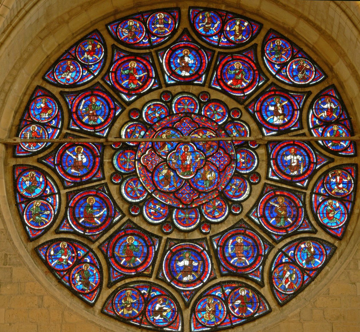 Janela rosa representando a Virgem Maria rodeada pelos doze apóstolos e os vinte e quatro anciãos do Apocalipse (vitral) de French School