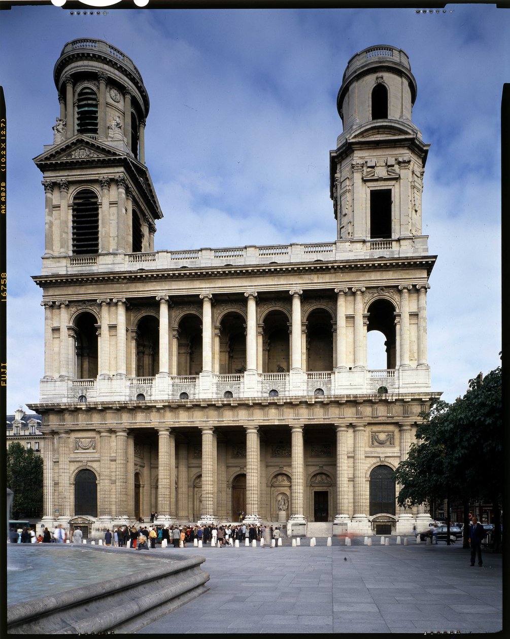 Igreja de Saint Sulpice em Paris. de French School