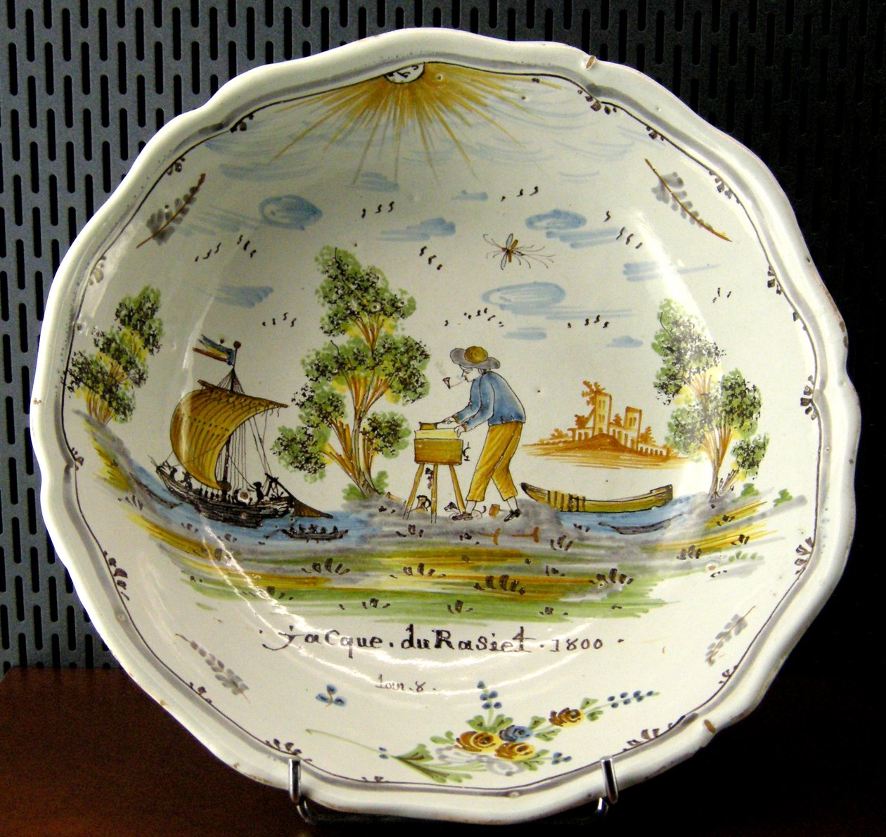 Saladeira representando um artesão e barcos no Loire, Nevers, 1800 (cerâmica) de French School