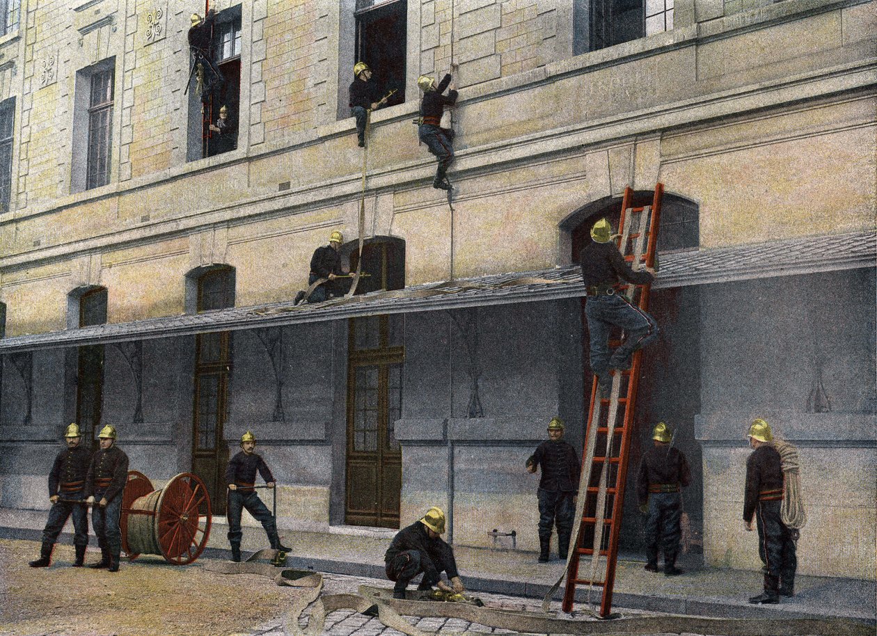 Sappeurs Pompiersde Paris. A escada está nos bastidores. Manobrar a escada nos bastidores é o mais simples. Pesando 34 quilos, 0m45 de largura, tendo, reimplantada, uma altura de 4 metros, está em dois planos, estando os montantes do segundo embutidos em u de French School