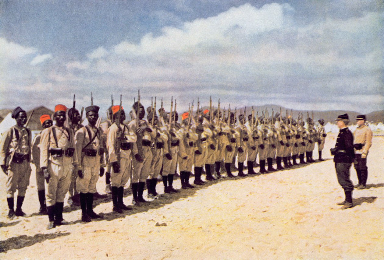 Infantaria senegalesa na praia de Frejus (depois de uma fotografia colorida), 1915 de French School
