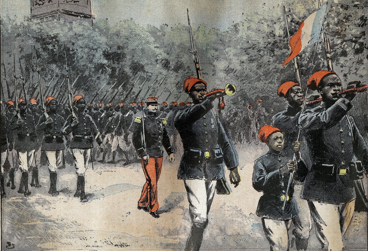 Tirailleurs senegaleses de regresso da missão de exploração africana do Comandante Jean-Baptiste Marchand (1863-1934), comandados pelo Capitão Mangin (1873-1908), preparando-se para a revisão de 14 de Julho de French School