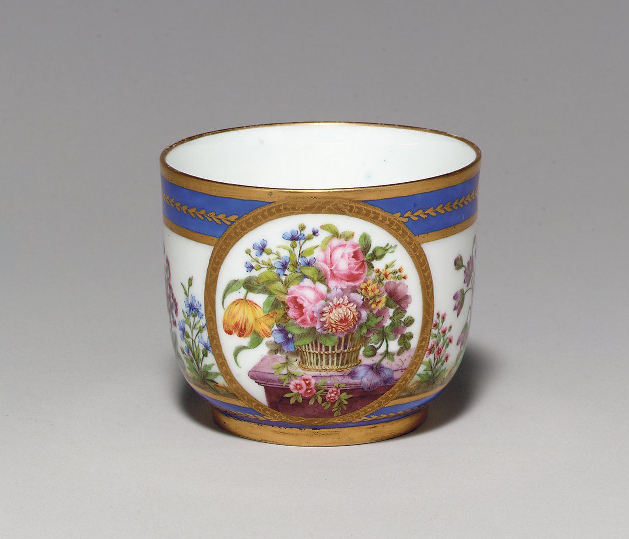 Açucareiro Sevres Beau Bleu, marca do pintor para Nicquet, marca do dourado para Vande, 1789 de French School
