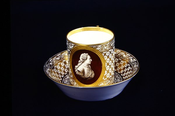 Sevres xícara e pires com uma efígie de Luís XVI, c.1775 (porcelana) de French School