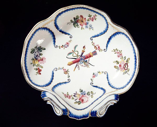 Sevres prato decorado com arco e flechas, 1762 (faiança) de French School