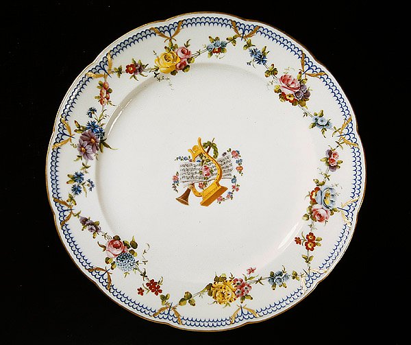Prato de Sevres decorado com partituras, 1764 (faiança) de French School