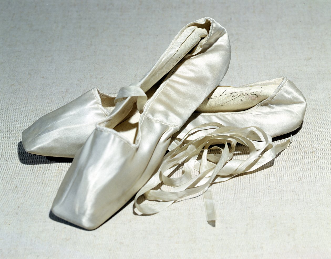 Sapatilhas de balé assinadas pertencentes a Maria Taglioni (1804-84) de French School