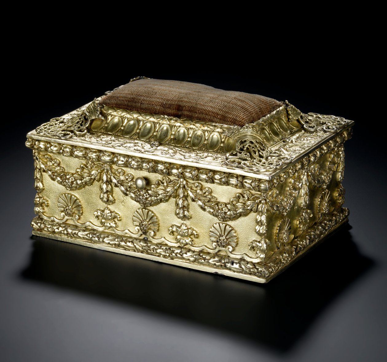 Caixão retangular em prata dourada com tampa articulada com almofada de alfinetes, do serviço de banheiro Lennoxlove, de propriedade de Frances Teresa Stewart, Duquesa de Richmond e Lennox: French, Paris, 1664-1665 ou 1668-1669 de French School