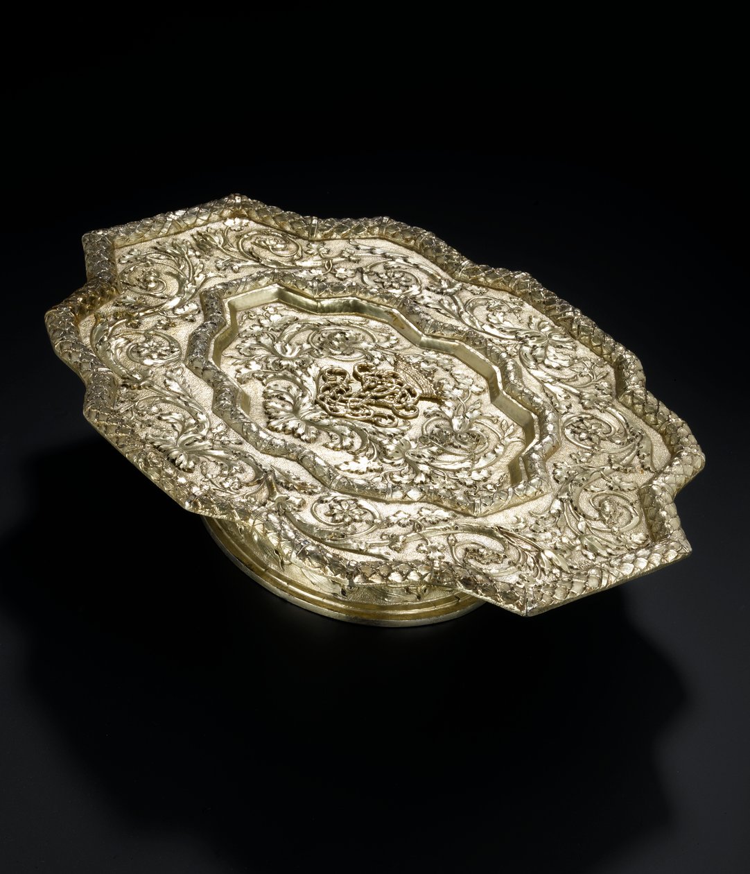 Bandeja de prata dourada de contorno modelado, do serviço de banheiro Lennoxlove, de propriedade de Frances Teresa Stewart, Duquesa de Richmond e Lennox: French, Paris, 1666-1667 de French School