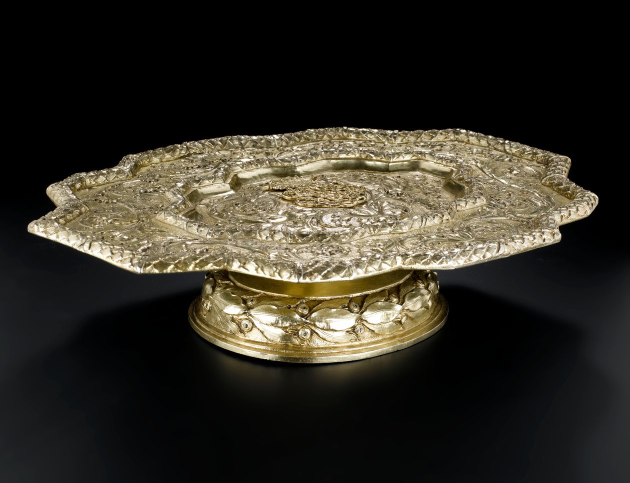 Bandeja de prata dourada de contorno modelado, do serviço de banheiro Lennoxlove, de propriedade de Frances Teresa Stewart, Duquesa de Richmond e Lennox: French, Paris, 1666-1667 de French School