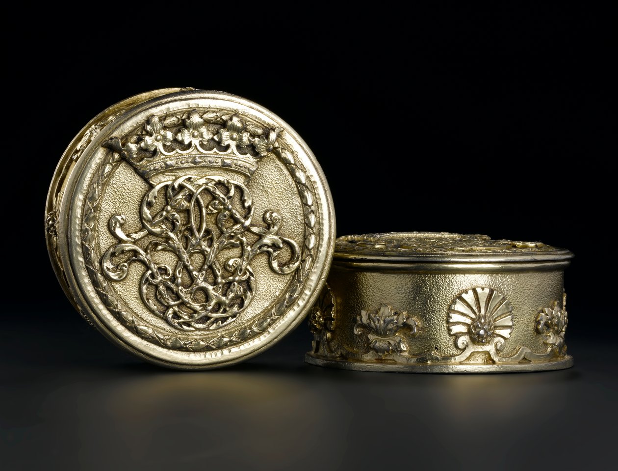 Pequena caixa circular prateada com tampa do serviço de banheiro Lennoxlove, de propriedade de Frances Teresa Stewart, Duquesa de Richmond e Lennox: French, Paris, analisada entre setembro de 1672 e outubro de 1674 de French School