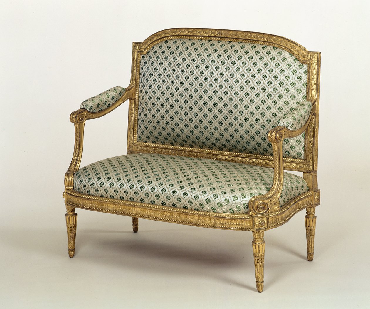 Pequeno canapé Luís XVI, estampado por JPBoulard, c.1775 (giltwood esculpida com estofamento) de French School